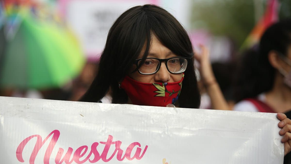 Cristina Mopardo, la mamá de Florencia Romano dijo presente en la marcha y concentración por el Día de la Mujer, pidiendo justicia por su hija asesinada cruelmente en diciembre pasado.