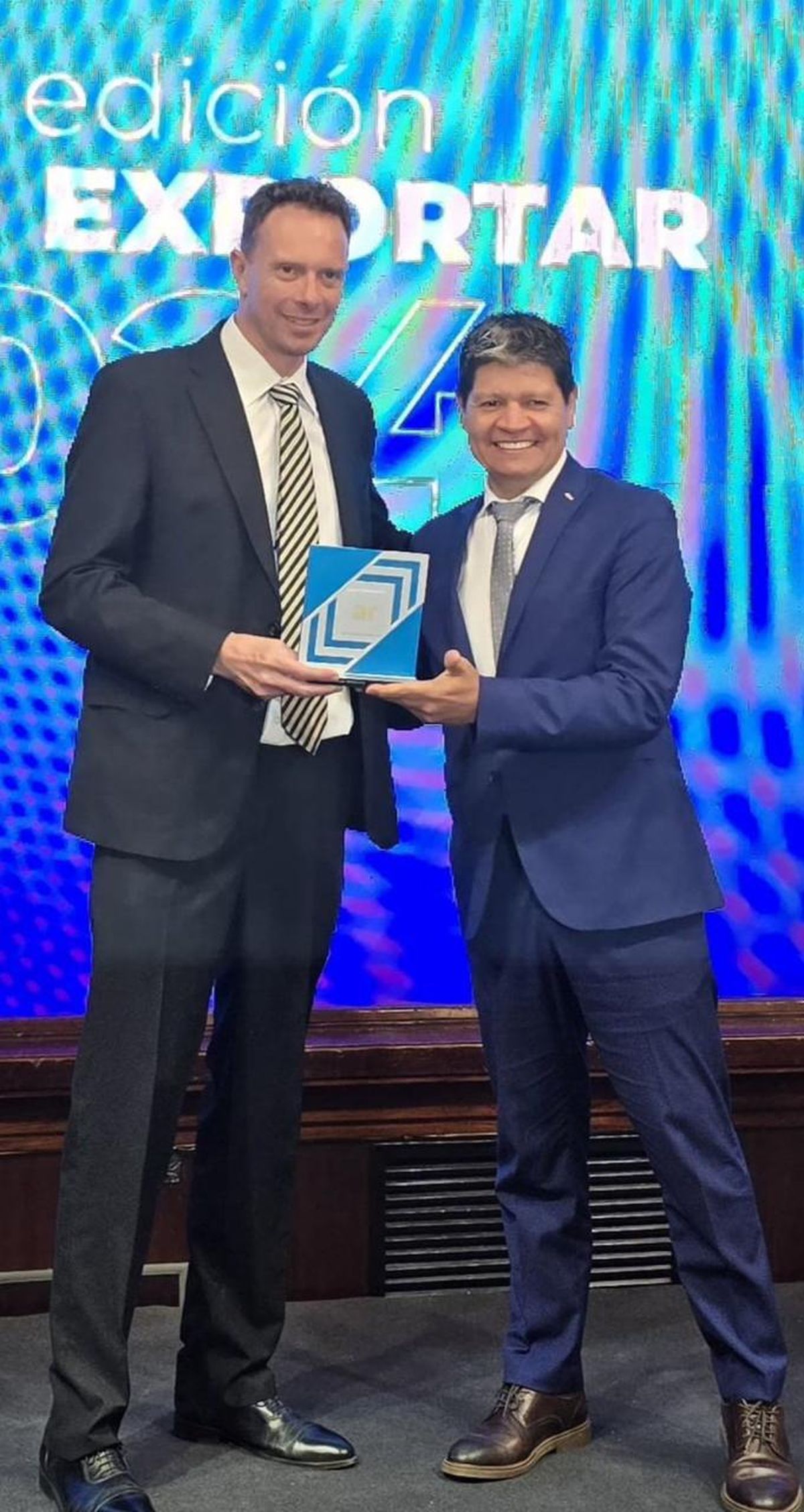 Germán Perón, de la fábrica Fénix de General Alvear, recibió el Premio Exportar por el logro obtenido con el postre Zummy y la expansión de la firma en el mundo. Germán Perón, de la fábrica Fénix de General Alvear, recibió el Premio Exportar por el logro obtenido con el postre Zummy y la expansión de la firma en el mundo.