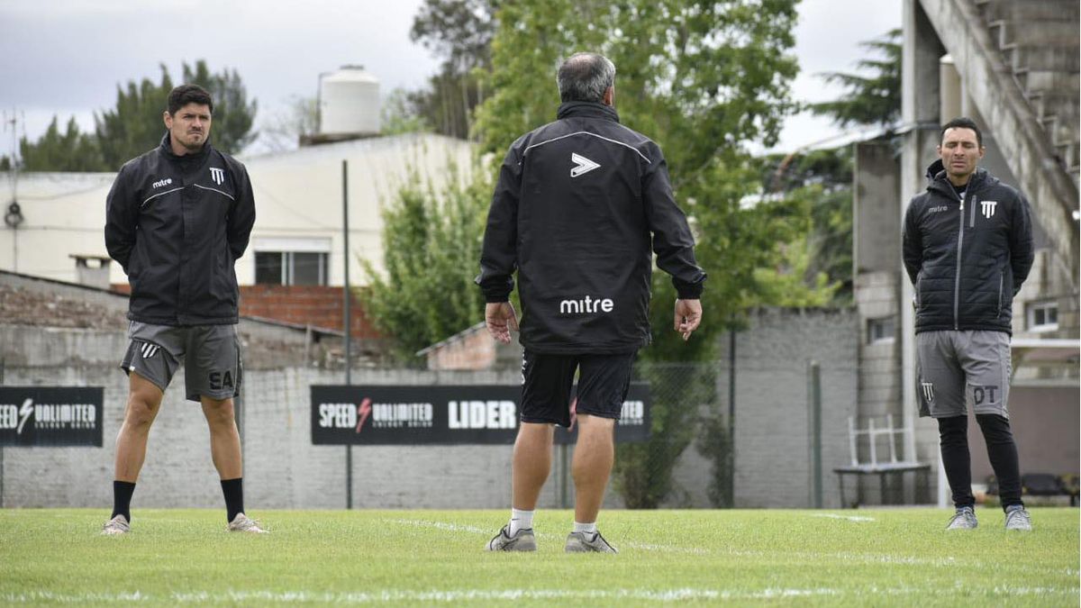 Joaquín Sastre junto a su cuerpo técnico ya tienen planificado los cuarenta cinco minutos que jugarán ante Quilmes. Joaquín Sastre junto a su cuerpo técnico ya tienen planificado los cuarenta cinco minutos que jugarán ante Quilmes.