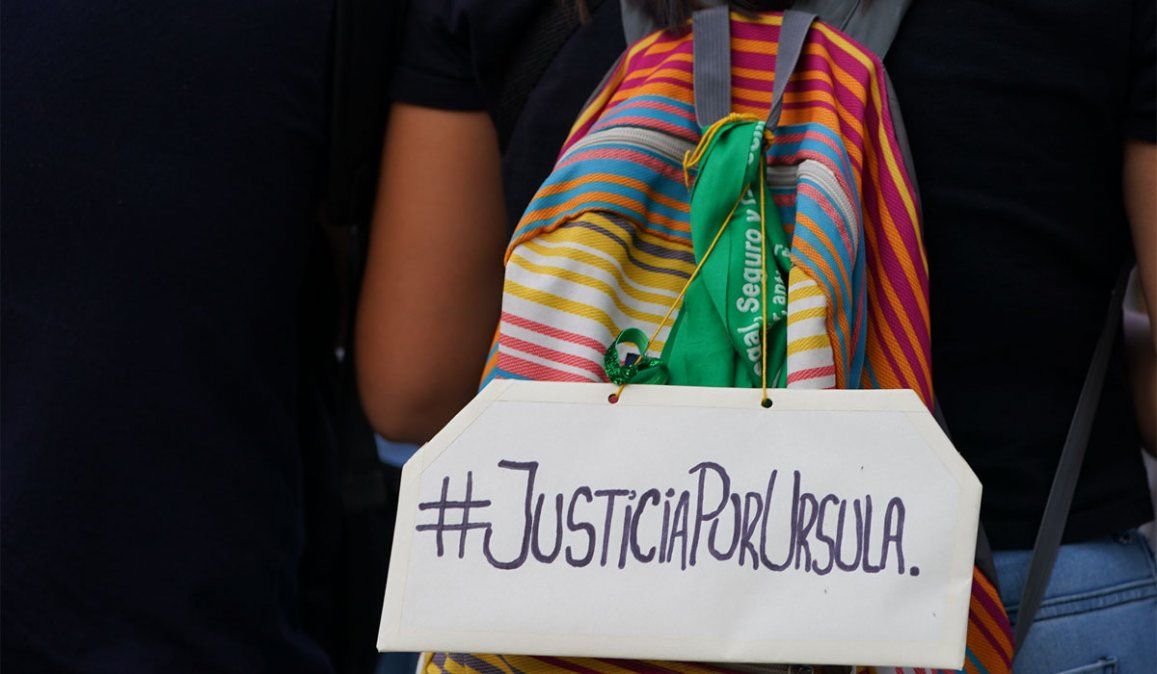 Marcha por el femicidio de Úrsula Bahillo: más de una decena de mujeres simularon ser cadáveres