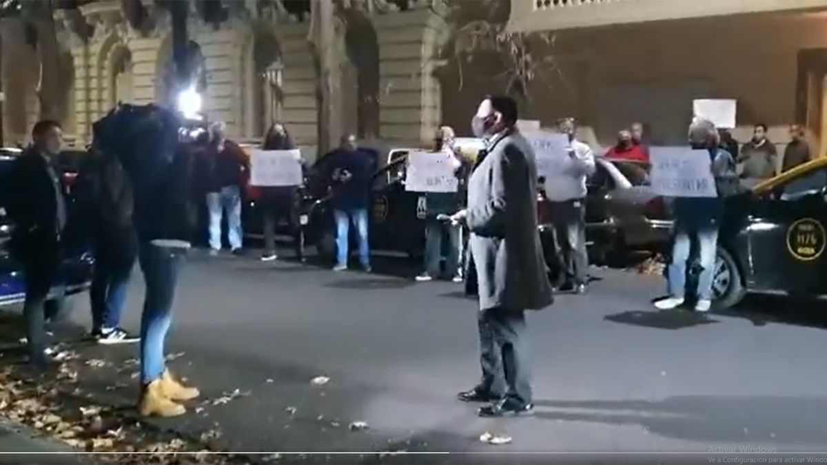 Frente a la casa de Patricia Bullrich se armó una protesta que terminó con el despido de un periodista.