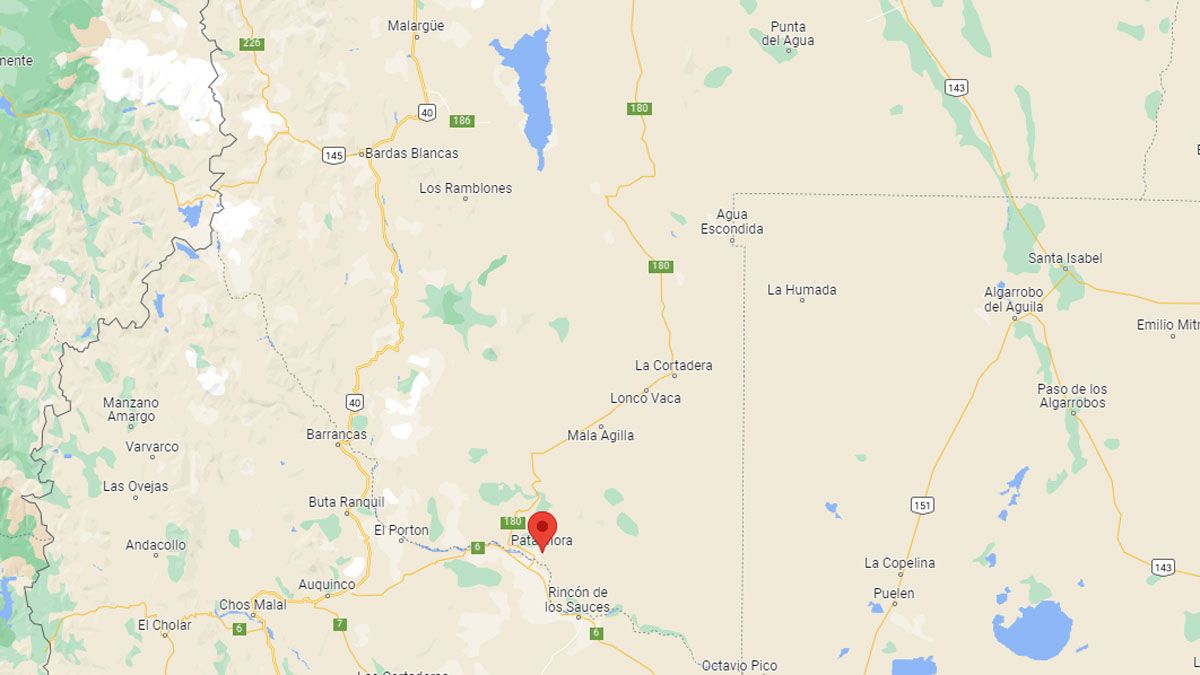 El paraje de Pata Mora, está a unos 300 kilómetros de la Ciudad de Malargüe, y a 40 de la localidad neuquina de Rincón de los Sauces.