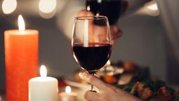 Especial para Vendimia. El ritual de la copa de vino tinto para atraer el dinero.