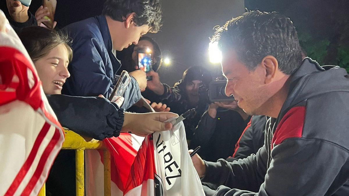 Marcelo Gallardo, DT de River, firma autógrafos en su llegada a Santa Fe.