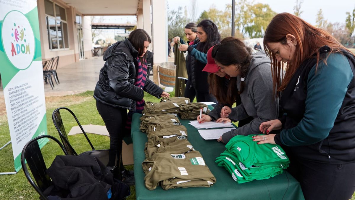 Los voluntarios de ADOM trabajando junto a los nuevos convocados para trabajar en la escuelita de fútbol de Empate Mendoza.