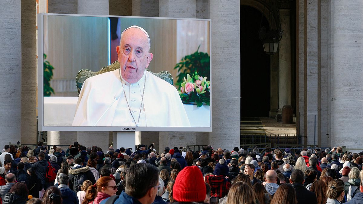 El papa Francisco rezó el Ángelus desde la capilla de la residencia de Santa Marta y fue transmitido a la plaza de San Pedro El papa Francisco rezó el Ángelus desde la capilla de la residencia de Santa Marta y fue transmitido a la plaza de San Pedro