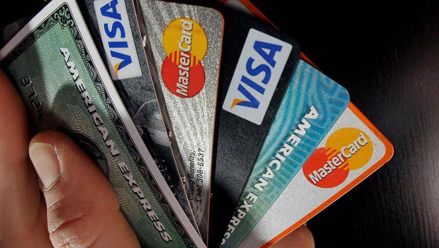 Exigen a los bancos que bajen las tasas de interés por el uso de tarjetas de crédito