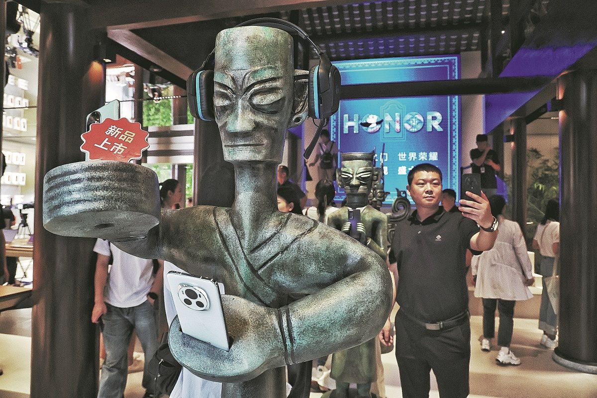 Un hombre se hace un selfie en una tienda de la marca china Honor en Chengdu, provincia de Sichuan. PARA USO DE CHINA DAILY