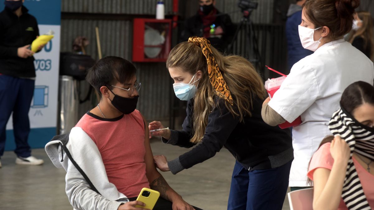Vacunación en Mendoza: los chicos son más cumplidores que la franja de 30 a 40 años.