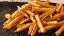 Sin una gota de aceite: el truco de un chef para hacer las papas fritas más crujientes