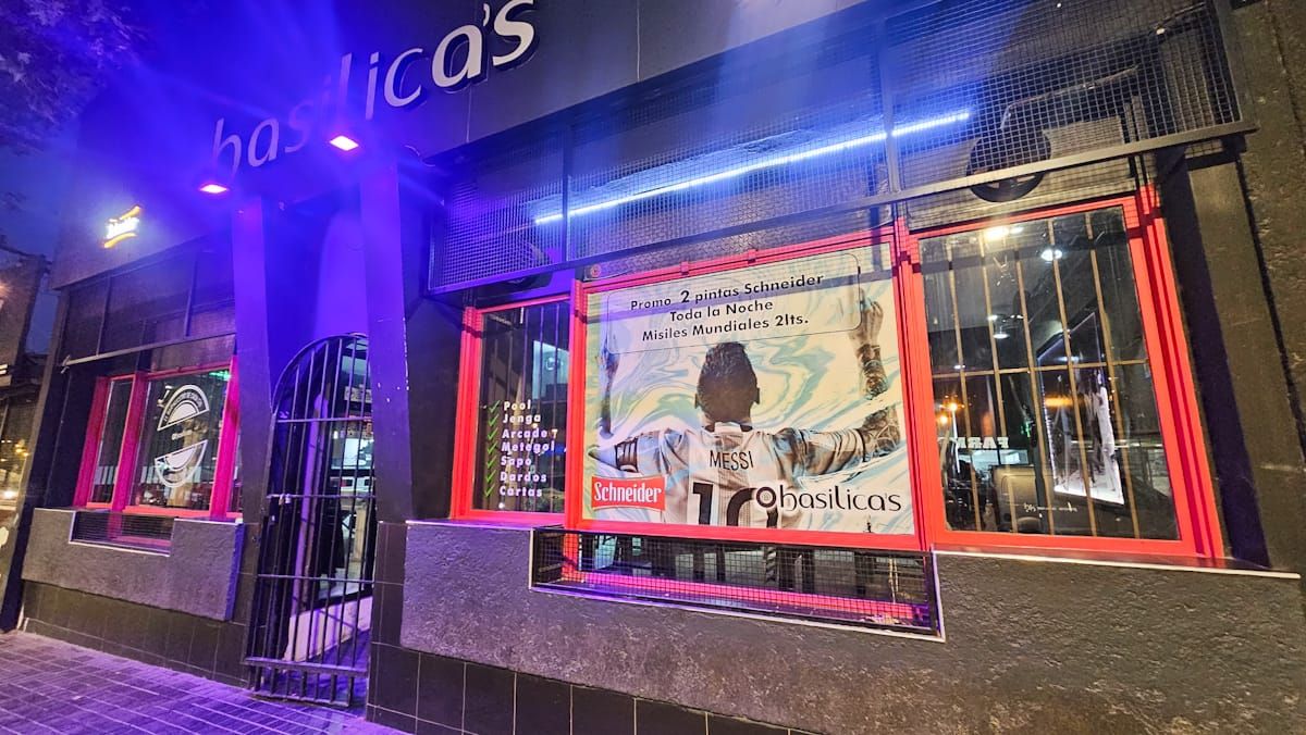 Basilica's es uno de los lugares que ofrece mirar el partido en pantalla grande mientras se disfruta de su gastronomía en la Arístides. Basilica's es uno de los lugares que ofrece mirar el partido en pantalla grande mientras se disfruta de su gastronomía en la Arístides.