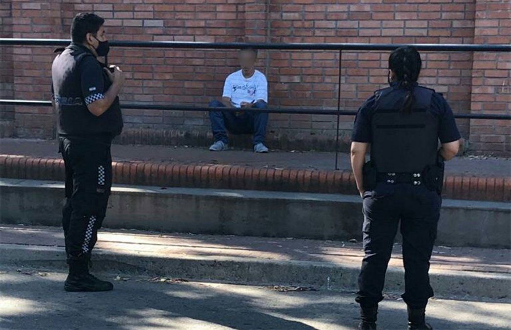 El hombre de 48 años con las facultades mentales alteradas ya había protagonizado otros tres hechos similares en Vicente López. Fue internado tras el episodio en la Quinta de Olivos. 