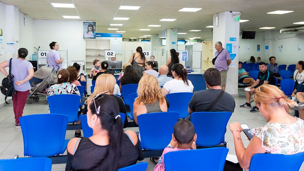 ANSES, por única vez, paga un bono extraordinario que supera los $180.000 en abril. ANSES, por única vez, paga un bono extraordinario que supera los $180.000 en abril.