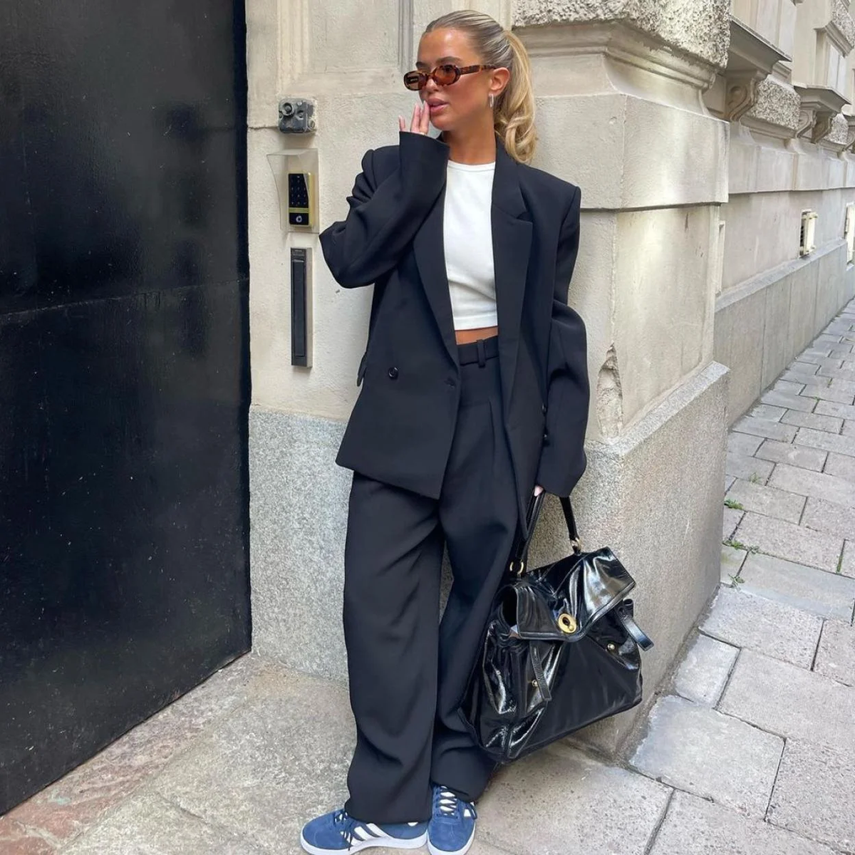 Explora ideas para llevar un pantalón negro de vestir. Imagen: Instagram.