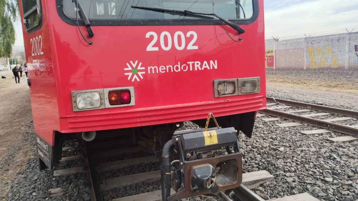 La víctima tiene 19 años y a primera vista indicaron que sufrió un golpe en su cabeza, lo que podría haberle causado la muerte. Además, el Metrotranvía tenía un daño en uno de sus focos. La víctima tiene 19 años y a primera vista indicaron que sufrió un golpe en su cabeza, lo que podría haberle causado la muerte. Además, el Metrotranvía tenía un daño en uno de sus focos.