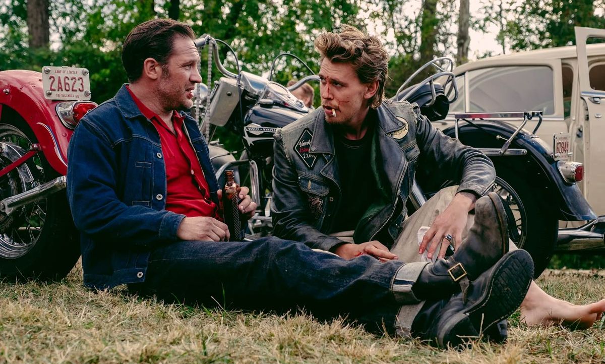 Austin Butler y Tom Hardy en la película. Austin Butler y Tom Hardy en la película.