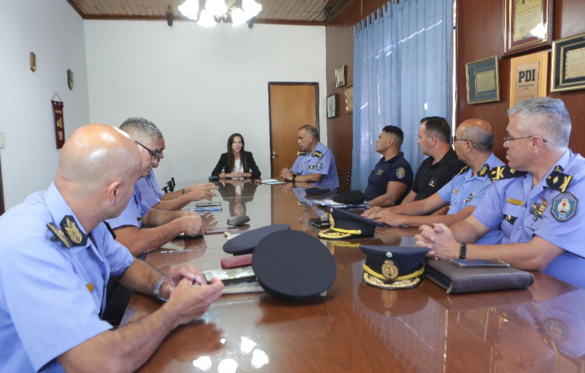 La ministra de Seguridad encabezó una reunión con la Policía y referentes de la DGE en la previa del comienzo de clases.