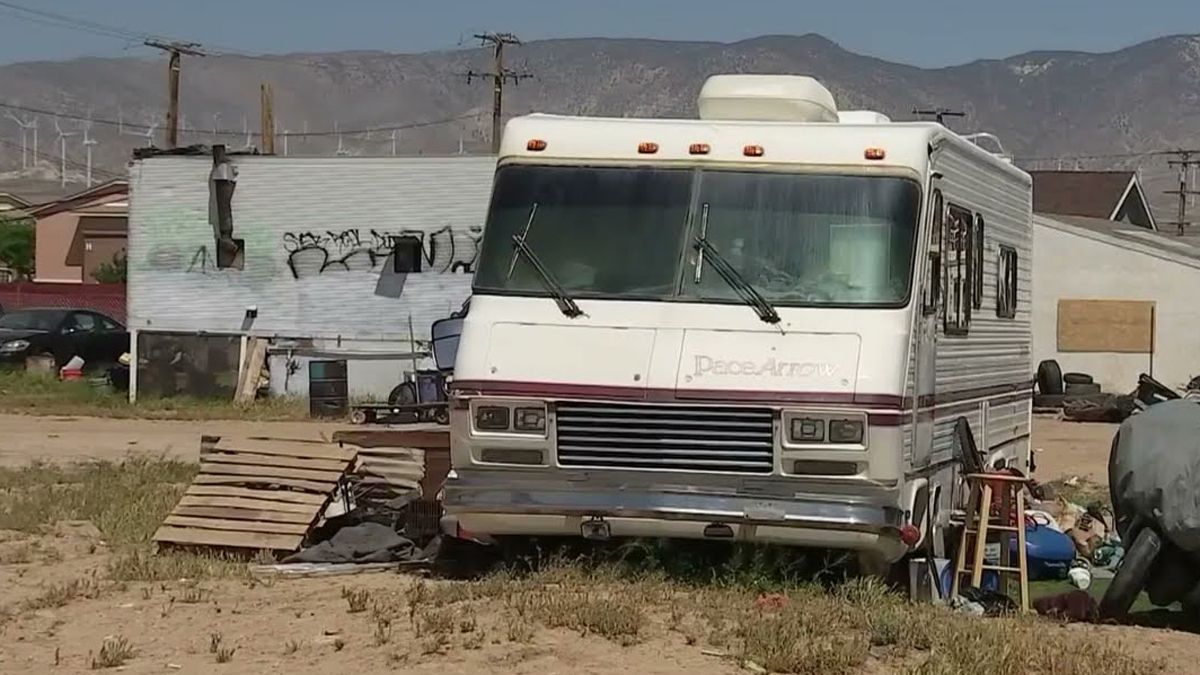 Las cuatro personas que murieron en medio de un violento tiroteo, en California, habitaban en una casa rodante