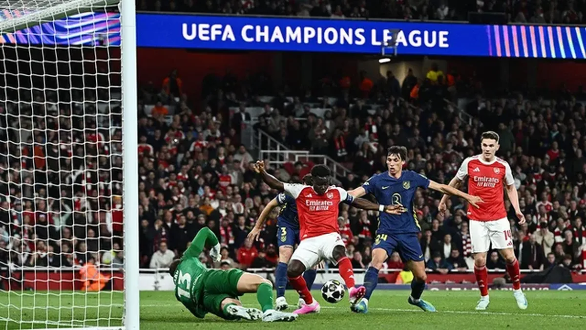 Bukayo aprovechó un rebote en el área y anotó el tanto del Arsenal que significó el pasaje a la final de la Champions League. Bukayo aprovechó un rebote en el área y anotó el tanto del Arsenal que significó el pasaje a la final de la Champions League.