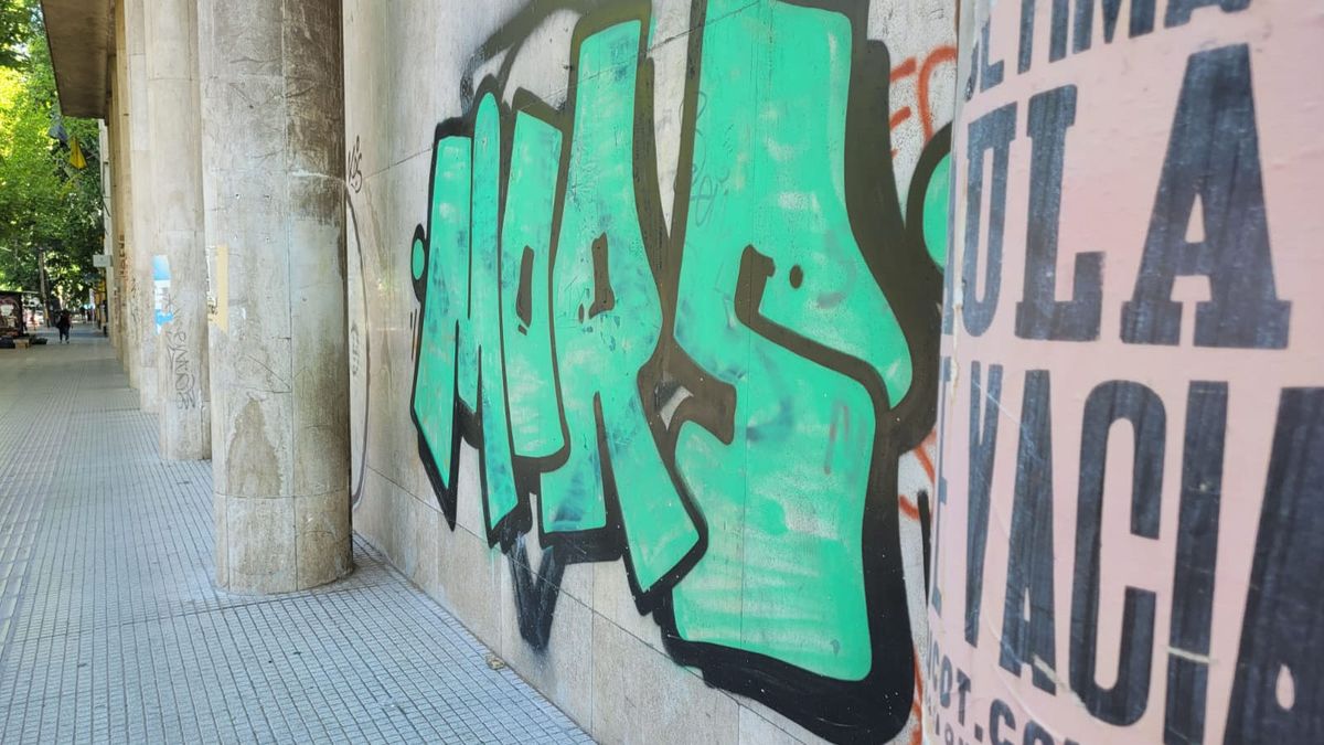 Una de las paredes del Correo Argentino por calle Colón. Una de las paredes del Correo Argentino por calle Colón.