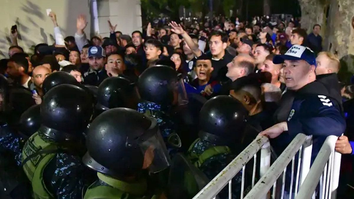 Serios incidentes se vivieron en las puertas del estadio de Gimnasia La Plata con la policía.