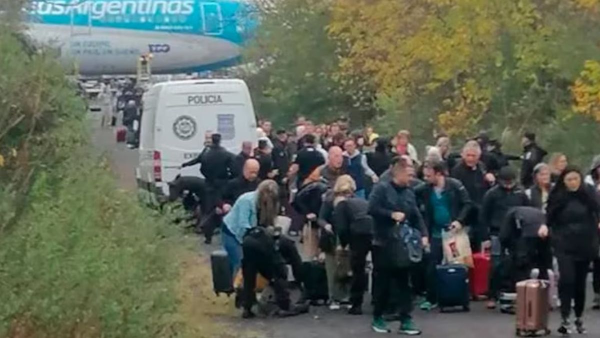 Amenaza de bomba: la azafata se negó a declarar y seguirá detenida en Ezeiza. El vuelo a Miami sufrió una demora de siete horas