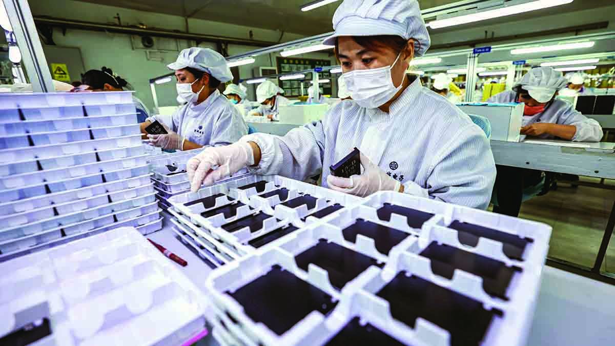 Unas empleadas trabajan en la línea de producción de una empresa de fabricación de productos electrónicos con fondos extranjeros en Rongcheng, provincia de Shandong. LI XINJUN / PARA CHINA DAILY