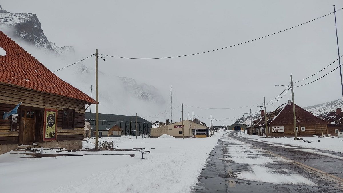 Las Cuevas, el último paraje antes de llegar al túnel internacional Cristo Redentor, donde se produce el Paso a Chile. Las Cuevas, el último paraje antes de llegar al túnel internacional Cristo Redentor, donde se produce el Paso a Chile.