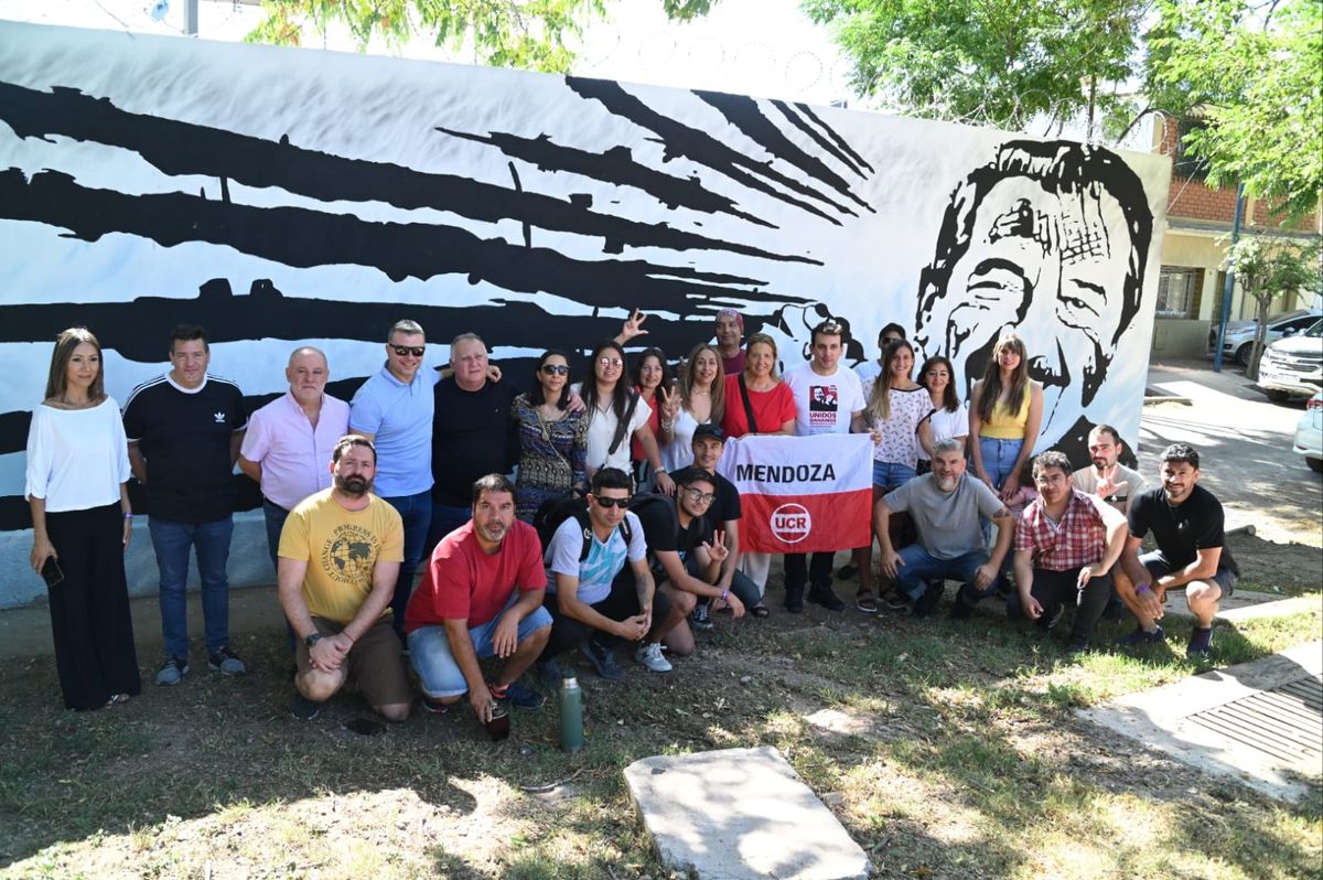 Tadeo García Zalazar junto a funcionarios y jóvenes radicales durante la inauguración del mural que conmemora la figura de Raúl Alfonsín.