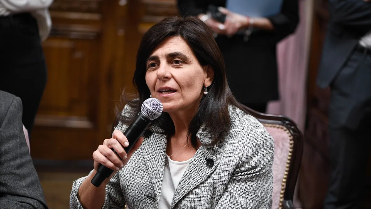 La senadora nacional por Mendoza, Mariana Juri, cuestionó la realización de un acto kirchnerista durante una fecha patria, en un lugar emblemático para todos los argentinos, como lo es la Plaza de Mayo. La senadora nacional por Mendoza, Mariana Juri, cuestionó la realización de un acto kirchnerista durante una fecha patria, en un lugar emblemático para todos los argentinos, como lo es la Plaza de Mayo.