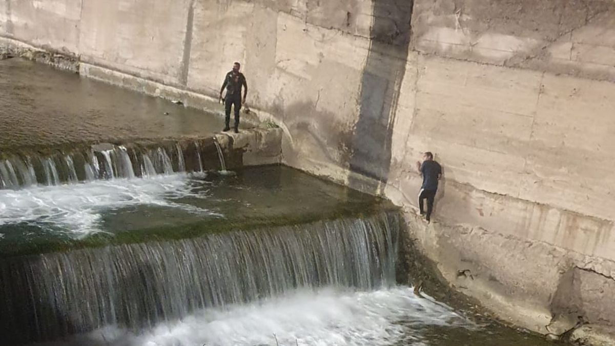 El ayudante primero Ariel Condorí persiguió a un ladrón por el zanjón Cacique Guaymallén hasta capturarlo varias cuadras más allá en pleno cauce, impidiendo su fuga.