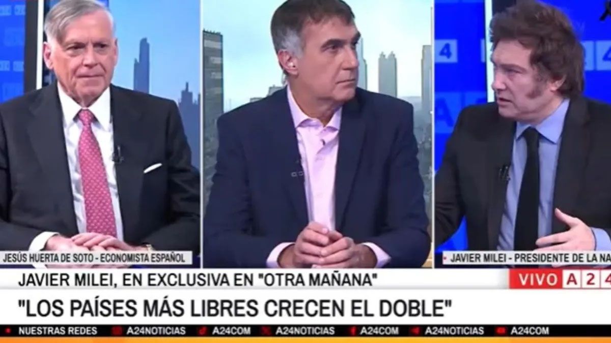 El presidente Javier Milei llegó al programa de Antonio Laje en A24 y se reencontró con el economista español al que admira. El presidente Javier Milei llegó al programa de Antonio Laje en A24 y se reencontró con el economista español al que admira.