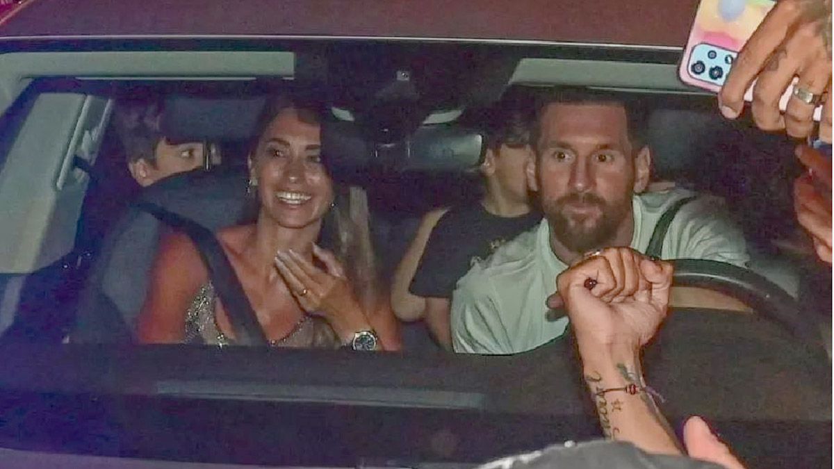 Lionel Messi y su familia arribaron a Barcelona.