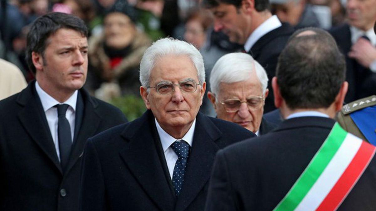 El presidente de Italia Sergio Mattarella debe decidir entre pedirle al renunciante primer ministro Mario Draghi que forme un nuevo gobierno, o elegir a otra figura política para el cargo