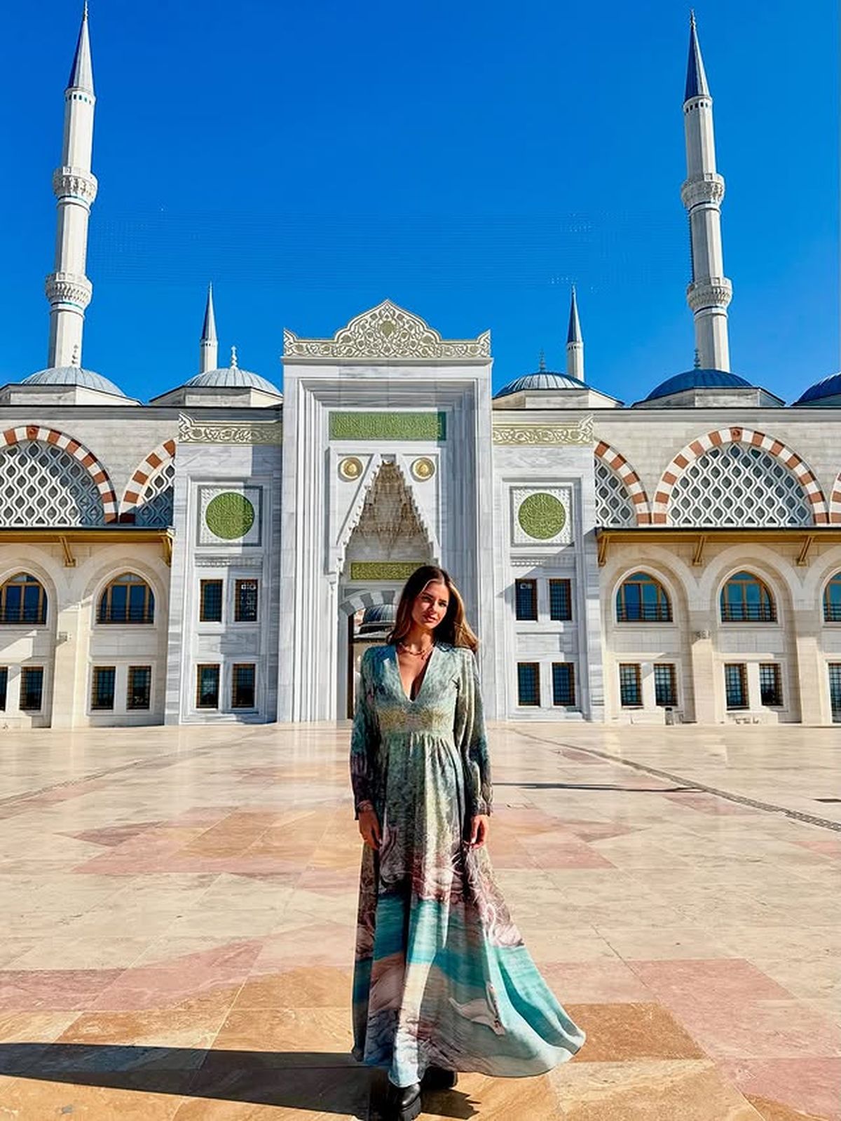 La China Suárez posó desde la mezquita más famosa de Estambul y estallaron los comentarios. La China Suárez posó desde la mezquita más famosa de Estambul y estallaron los comentarios.