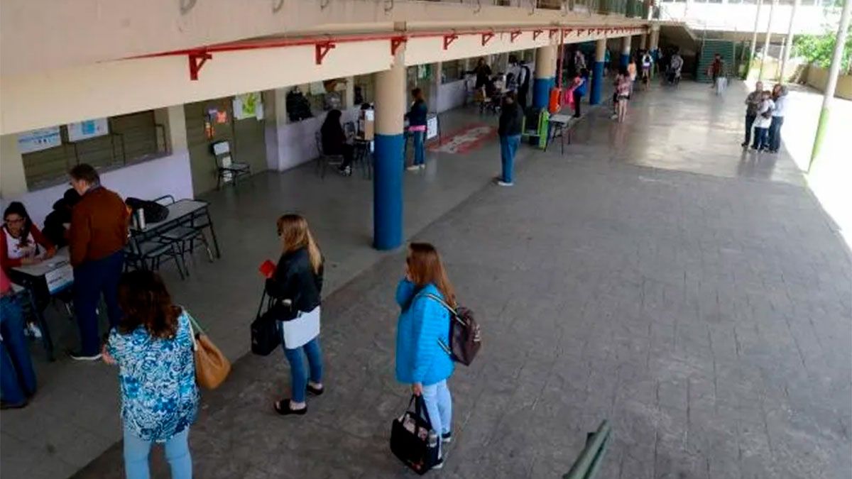 Este año serán muy comunes las postales de escuelas preparadas para recibir a los votantes. Pero una de las incógnitas es si habrá un alto grado de abstención en las PASO 2023. Este año serán muy comunes las postales de escuelas preparadas para recibir a los votantes. Pero una de las incógnitas es si habrá un alto grado de abstención en las PASO 2023.