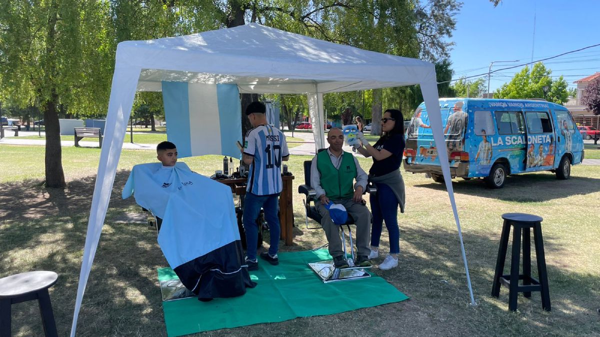 El stand a full en la plaza de Tunuyán. Armaron un gazebo con la peluquería al aire libre y atendieron gratis, no sólo a los chicos, sino también a muchos adultos que querían el look del arquero de la Selección.