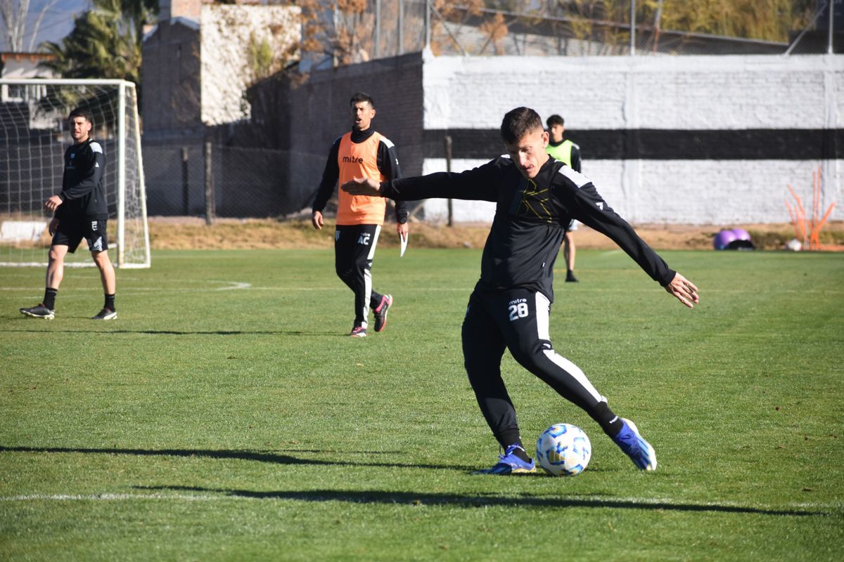 Facundo Lencioni palpitó el choque que afrontará Gimnasia y Esgrima ante Talleres de Remedios de Escalada este domingo en el Parque.