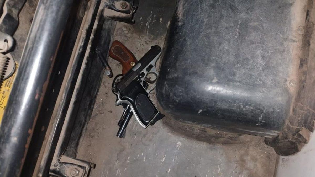 Una de las armas de fuego que la Policía encontró en un colectivo en el que iban barra bravas del Tomba hacia el estadio Malvinas Argentinas. Una de las armas de fuego que la Policía encontró en un colectivo en el que iban barra bravas del Tomba hacia el estadio Malvinas Argentinas.