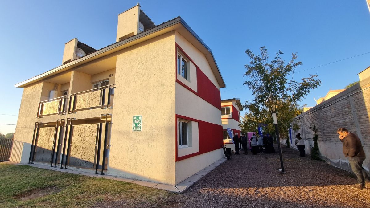 El complejo de departamentos entregado este viernes en Las Heras para personal de la Salud nucleado en AMPROS. El complejo de departamentos entregado este viernes en Las Heras para personal de la Salud nucleado en AMPROS.