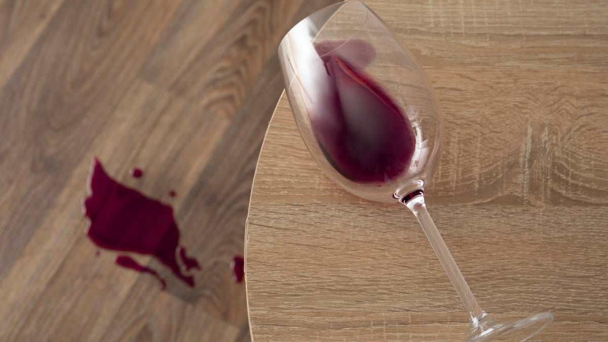 Elimina las manchas de vino de la mesa de madera con estos excelentes trucos caseros