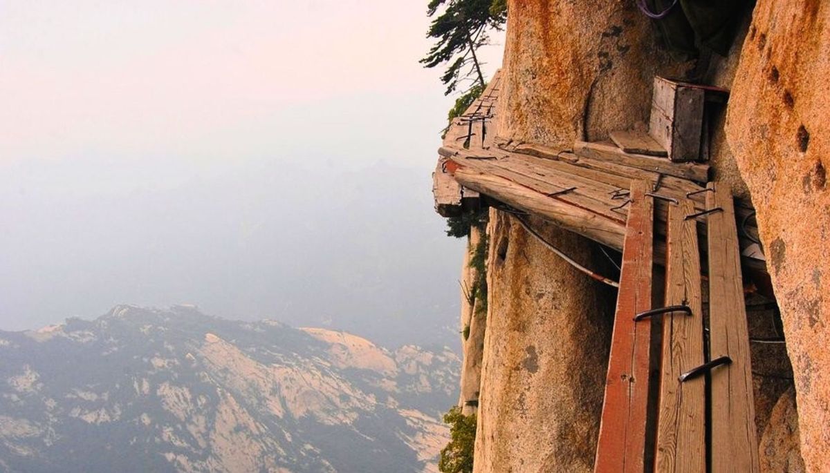 Este sendero en China fue construido con tablas y agarres. Imagen: Europa Press Este sendero en China fue construido con tablas y agarres. Imagen: Europa Press