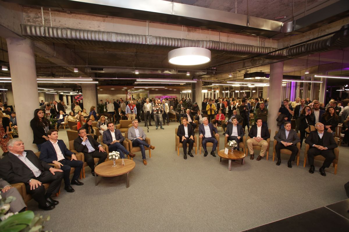 El evento de presentación en sociedad del edificio, considerado un verdadero hito para Mendoza y la región, contó con la presencia del Gobernador de Mendoza, Rodolfo Suárez y del Intendente de Luján de Cuyo, Sebastián Bragagnolo, junto a las principales autoridades de las entidades anfitrionas.