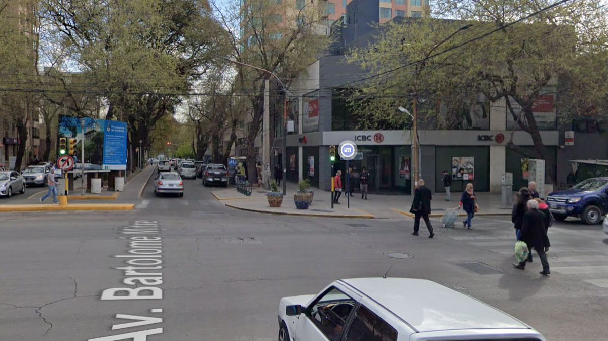 La cañería de agua se rompió en calle Mitre, en la esquina con calle Colón, de Capital. La cañería de agua se rompió en calle Mitre, en la esquina con calle Colón, de Capital.