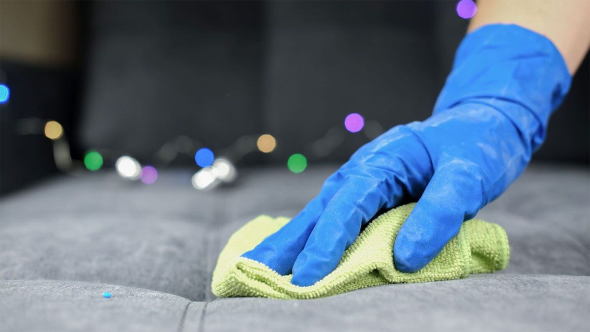 Limpiar una mancha sobre el sillón no es una tarea fácil, pero por suerte los expertos en limpieza aconsejan cómo hacerlo.