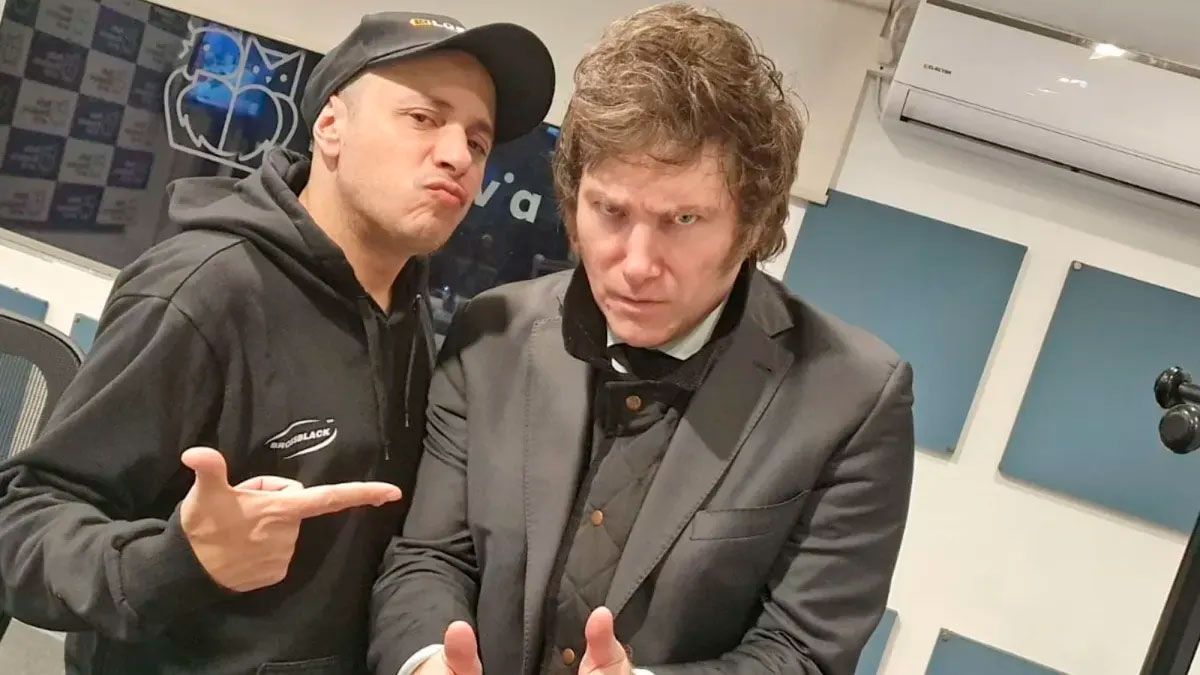 El cantante de cumbia aceptó la propuesta del precandidato presidencial por La Libertad Avanza.