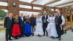 Un elenco de folklore de adultos mayores pide ayuda para viajar a un festival en Medellín.