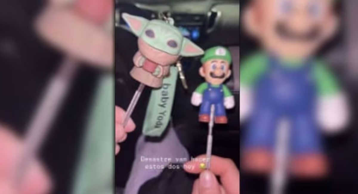 Desde la camioneta, Morena mostró dos llaveros que llevaban: uno de “Baby Yoda” y otro de “Luigi”, el personaje de Mario Bros. Desde la camioneta, Morena mostró dos llaveros que llevaban: uno de “Baby Yoda” y otro de “Luigi”, el personaje de Mario Bros.
