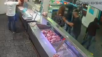 Video: violento tiroteo entre ladrones y un policía en el asalto una carnicería