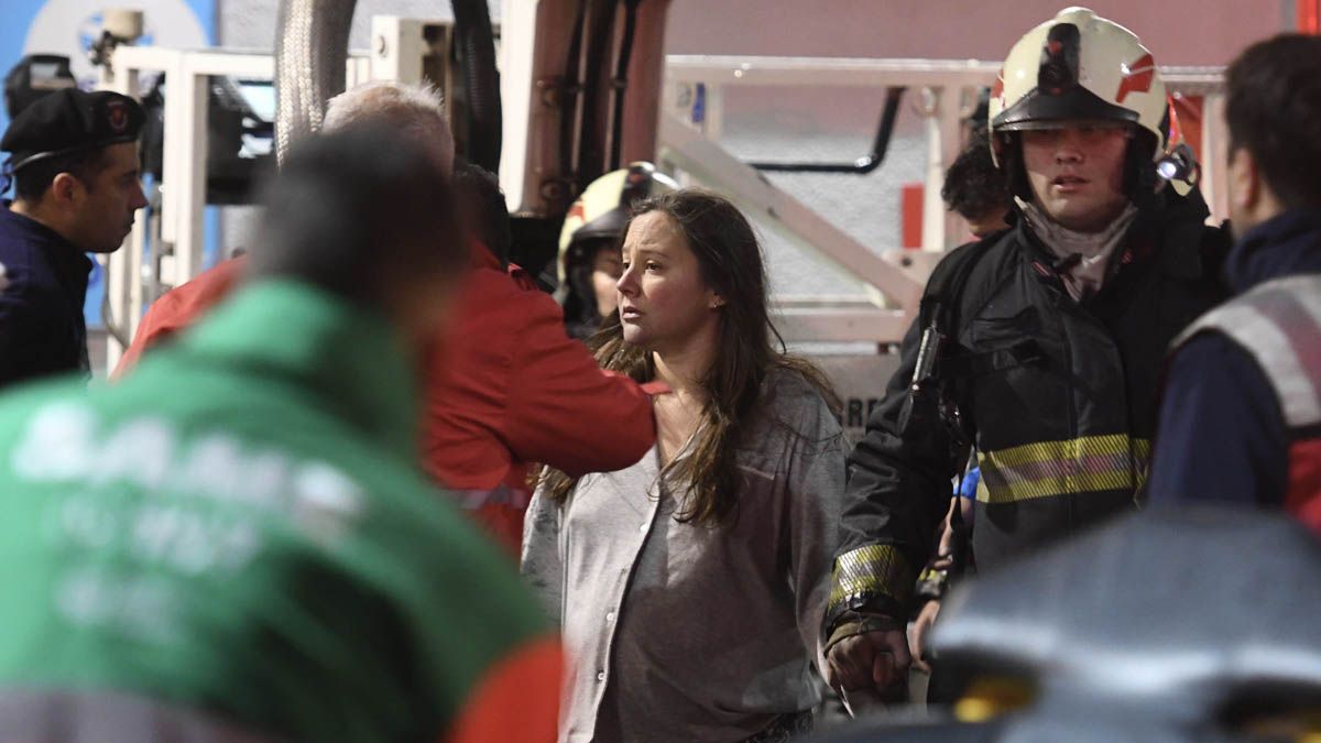 Algunos vecinos afectaos por el incendio en el edificio de Recoleta fueron atendidos en el lugar por médicos del SAME